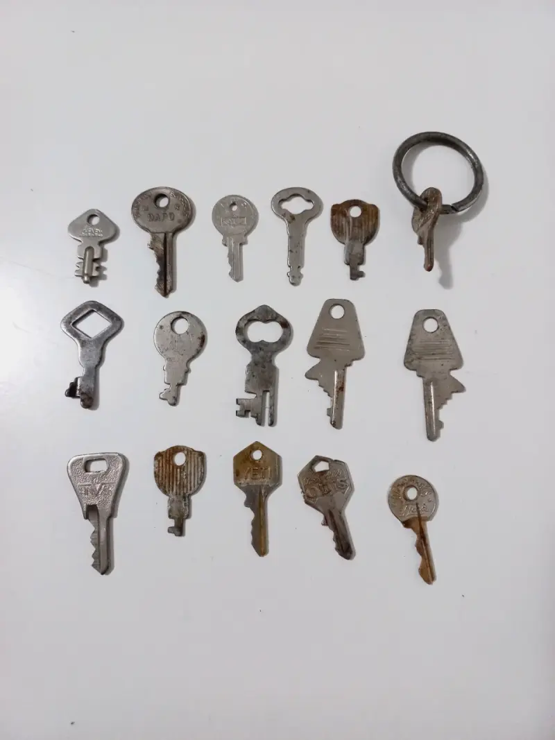 Llavero con llaves antiguas y colgante conmemorativo - 2