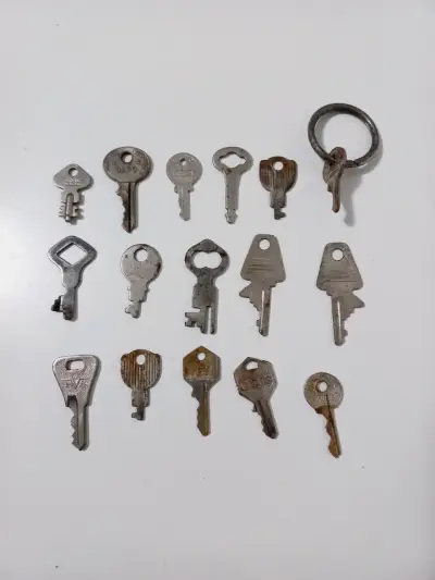 Llavero con llaves antiguas y colgante conmemorativo - miniatura 2
