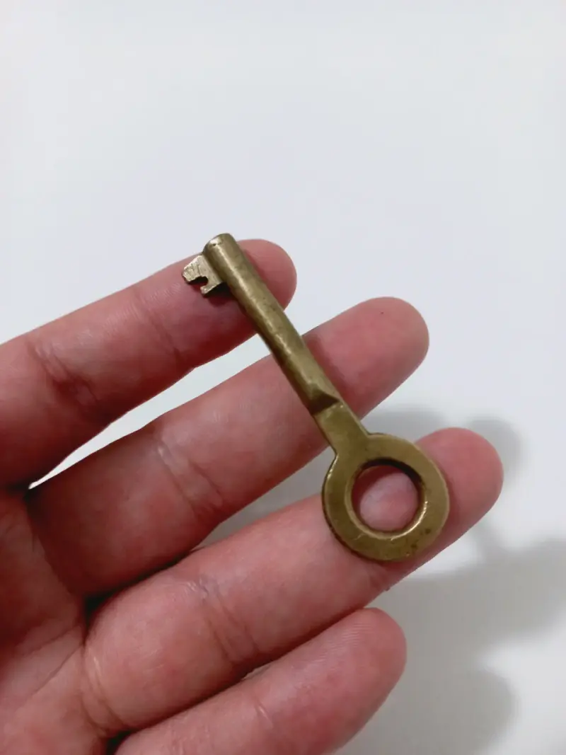 Llavero con llaves antiguas y colgante conmemorativo - 3