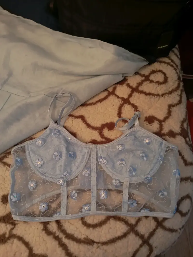 Top de encaje azul con flores bordadas - 1
