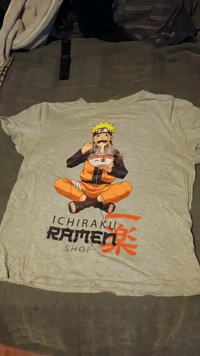 Polera gris con diseño de Naruto Ichiraku Ramen - miniatura 1