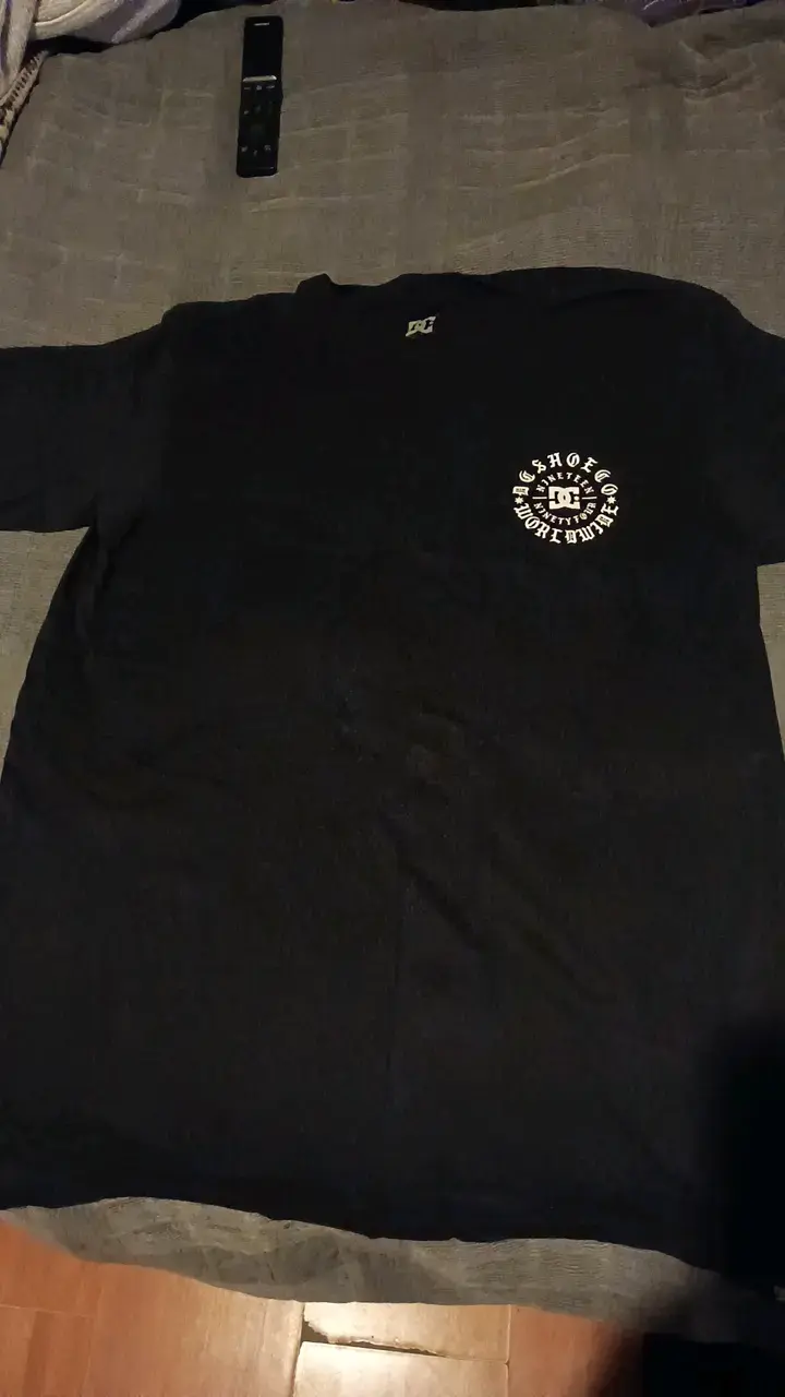 Polera negra DC Shoes con logo - 1