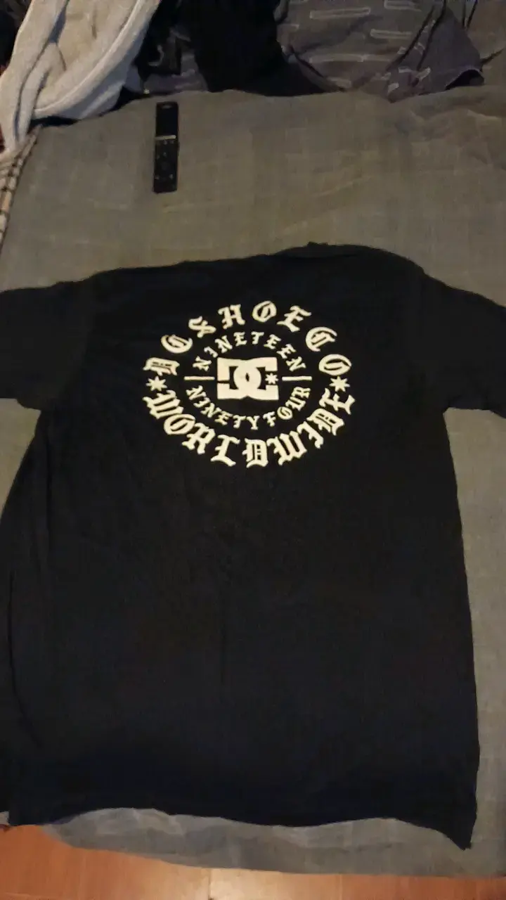 Polera negra DC Shoes con logo - 2