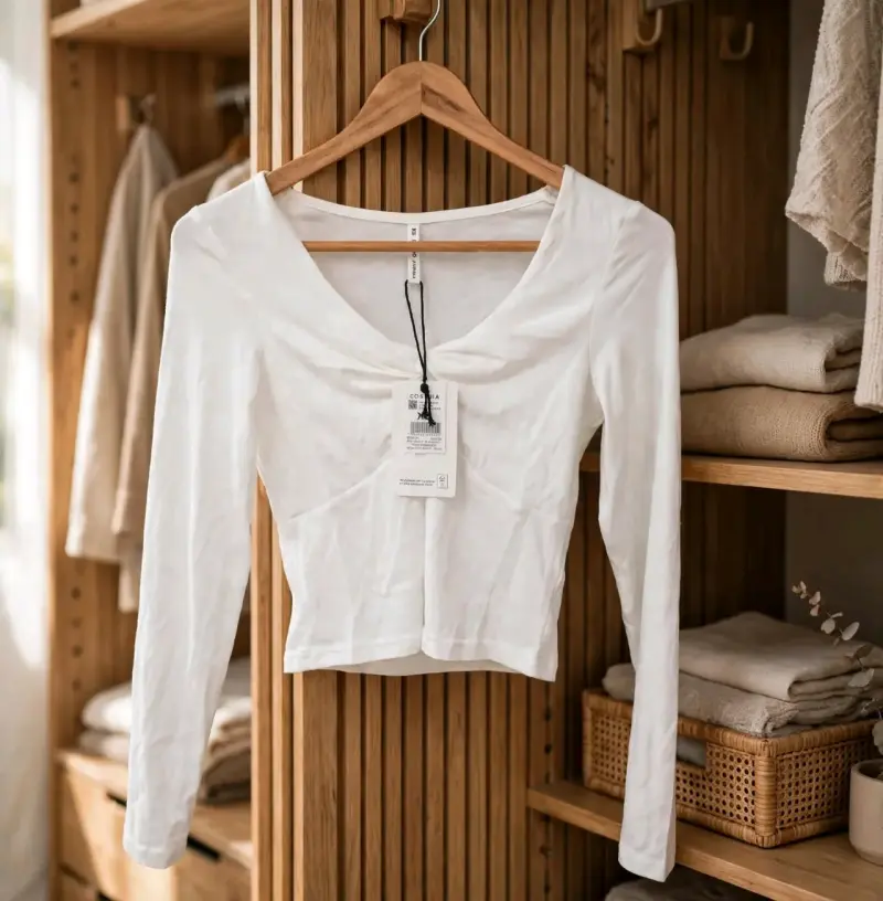 Polera blanca de manga larga con escote en V