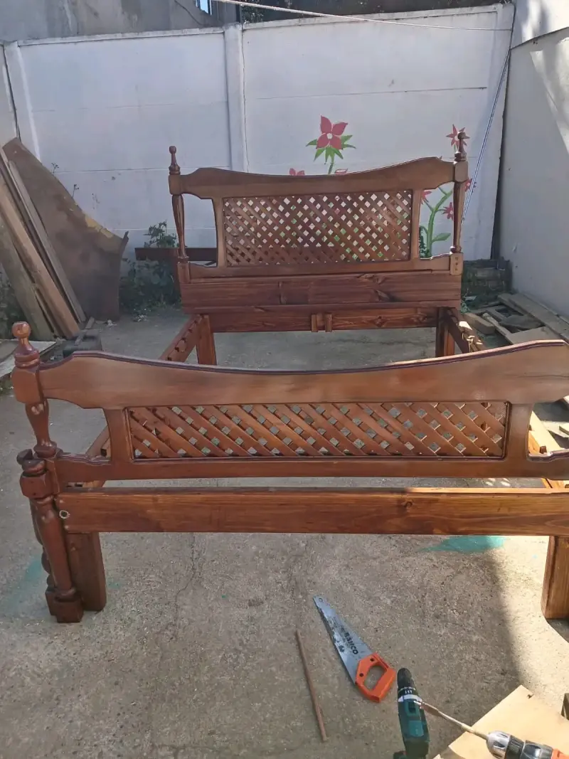 Cama de madera tallada estilo clásico