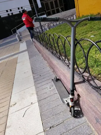 Scooter freestyle gris para acrobacias - miniatura 1