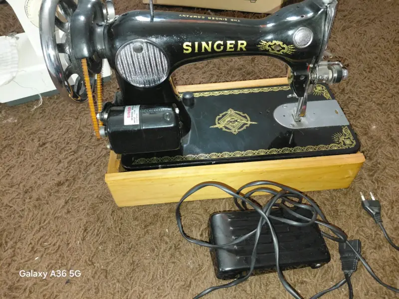 Máquina de Coser Singer Antigua con Motor - 1