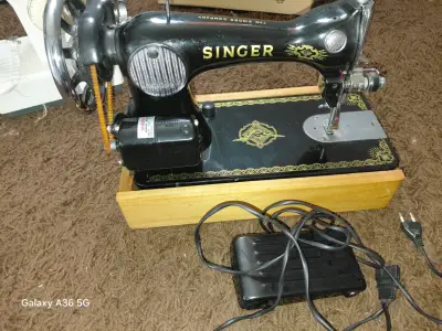 Máquina de Coser Singer Antigua con Motor - miniatura 1