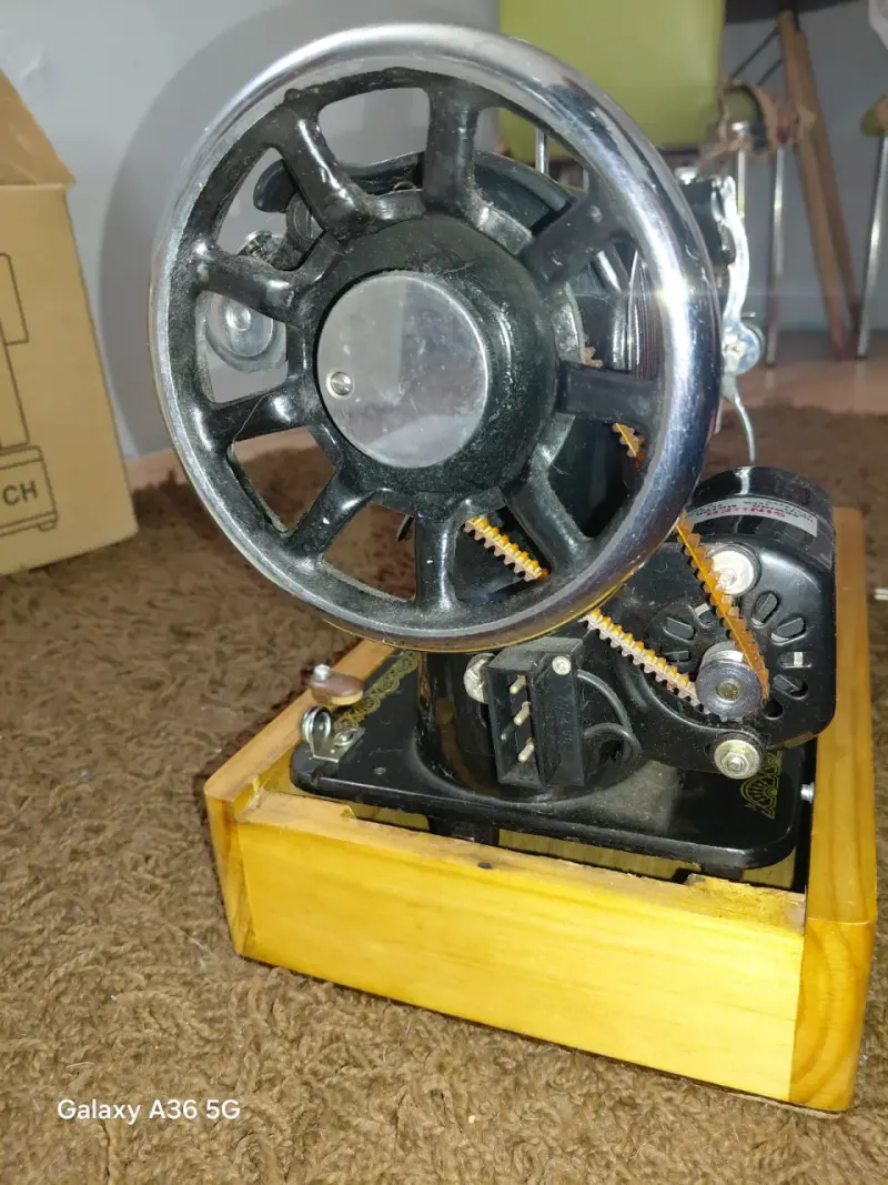 Máquina de Coser Singer Antigua con Motor - 2