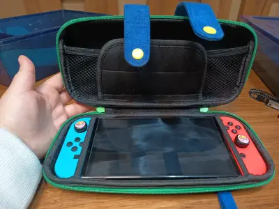 Consola Nintendo Switch con estuche y accesorios - miniatura 1