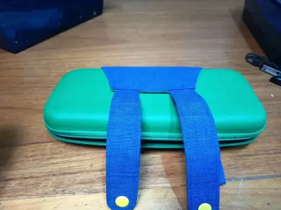 Consola Nintendo Switch con estuche y accesorios - miniatura 2