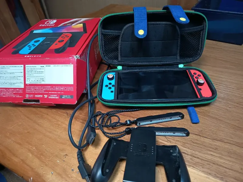Consola Nintendo Switch con estuche y accesorios - 5