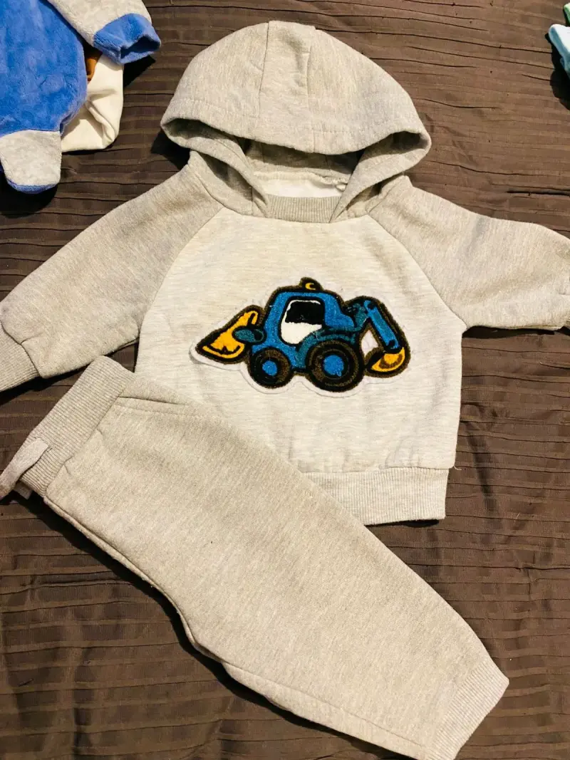 Conjunto de ropa infantil con capucha y diseño divertido - 2