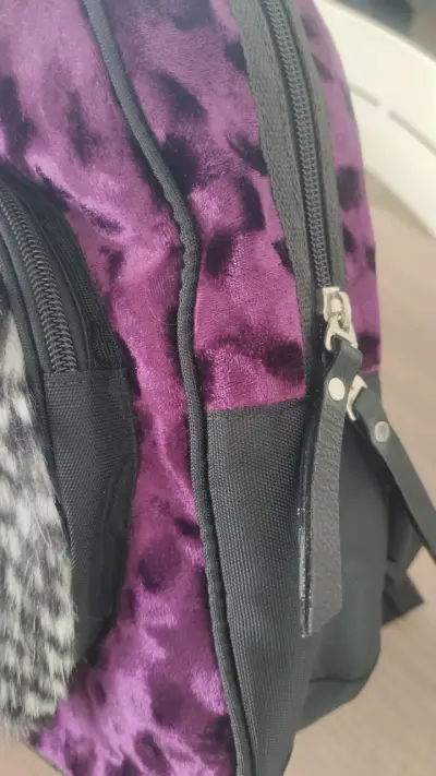 Mochila de diseño morada  Gabriela Zapata - miniatura 4