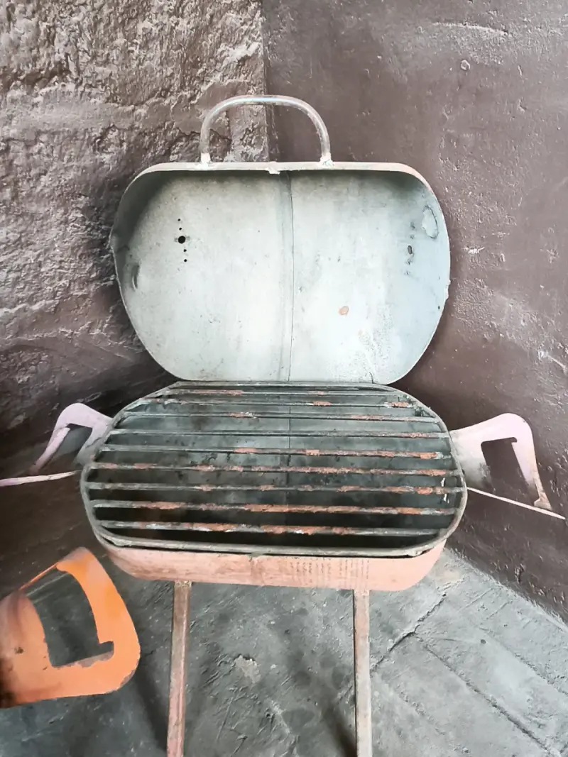 Parrilla portátil de metal oxidada - 1