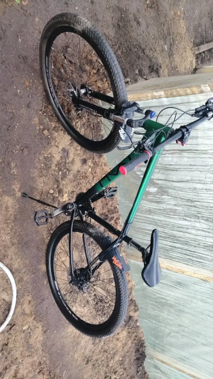 Bicicleta de montaña verde y negra con suspensión - 1