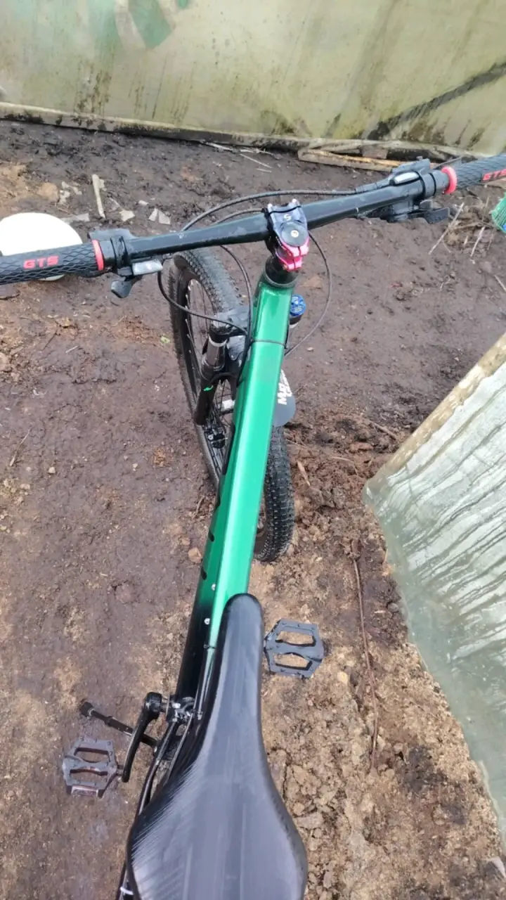 Bicicleta de montaña verde y negra con suspensión - 2