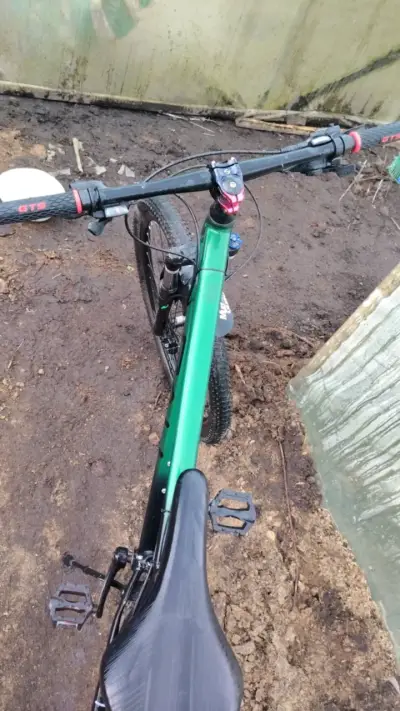 Bicicleta de montaña verde y negra con suspensión - miniatura 2