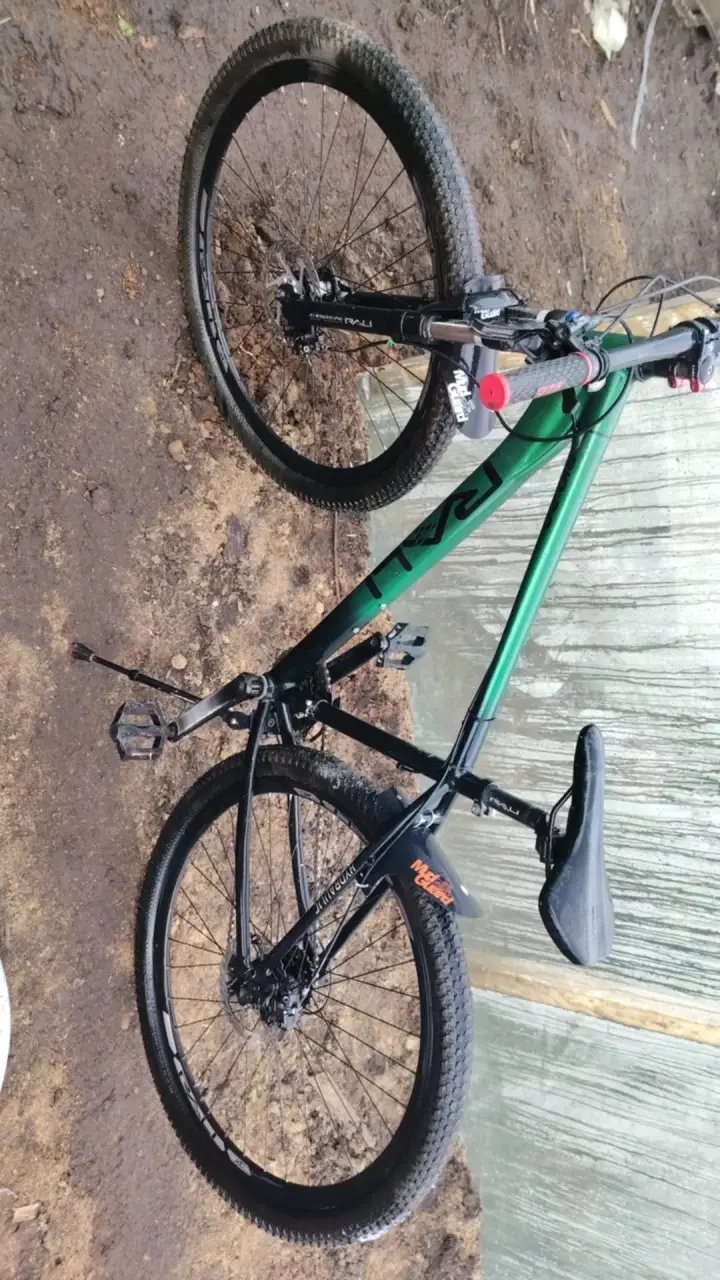 Bicicleta de montaña verde y negra con suspensión - 3