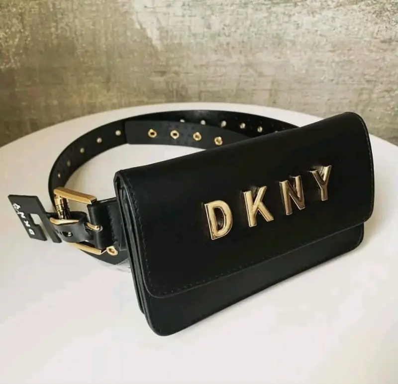 Riñonera negra DKNY con logo dorado - 1