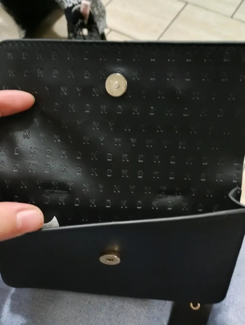 Riñonera negra DKNY con logo dorado - 2