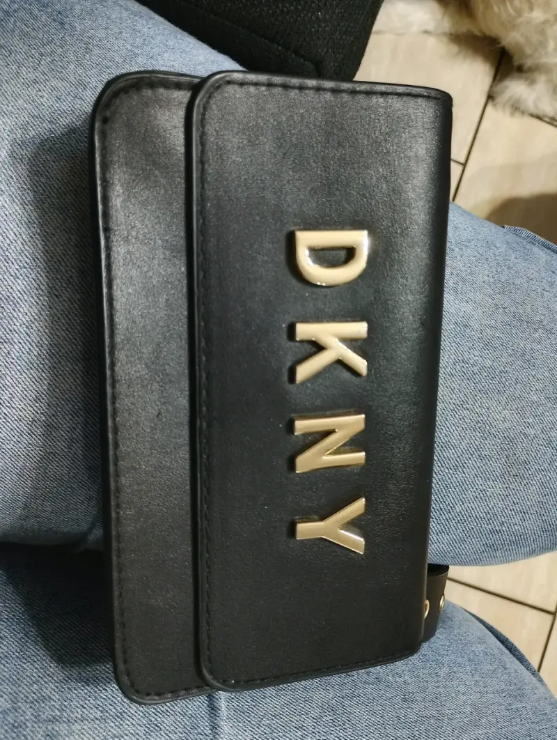 Riñonera negra DKNY con logo dorado - 3