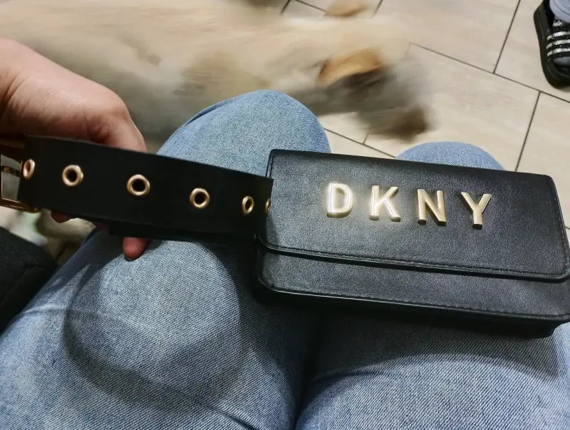 Riñonera negra DKNY con logo dorado - 4