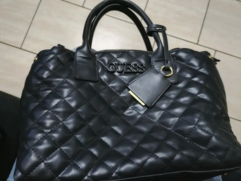 Bolso negro acolchado Guess elegante