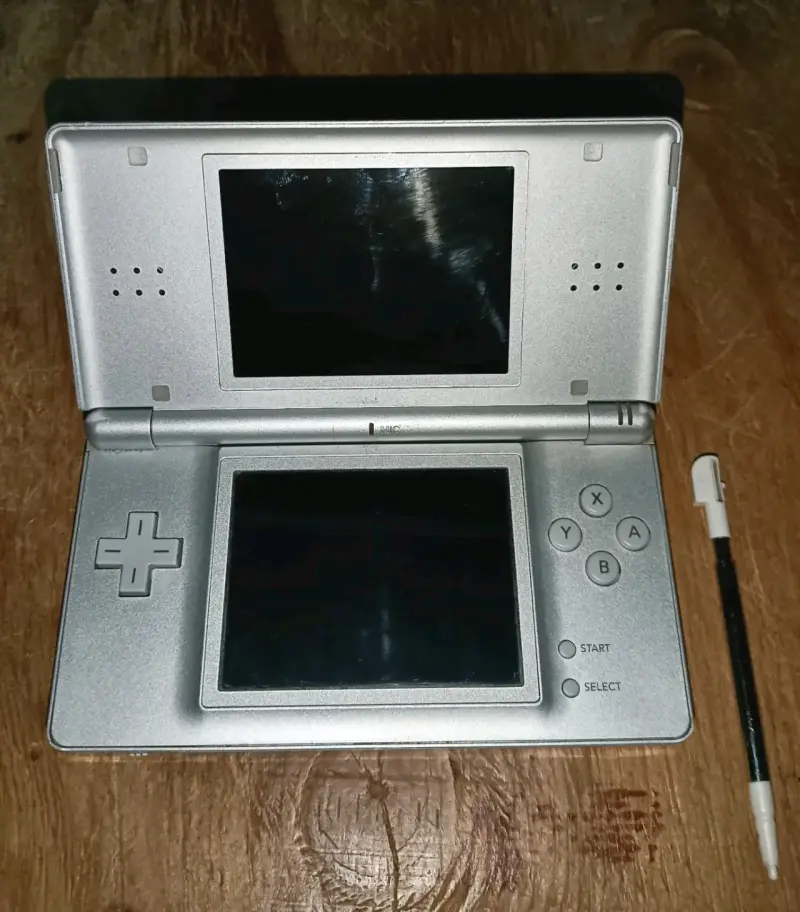 Nintendo DS plateada con estuche Desbloqueada - 1