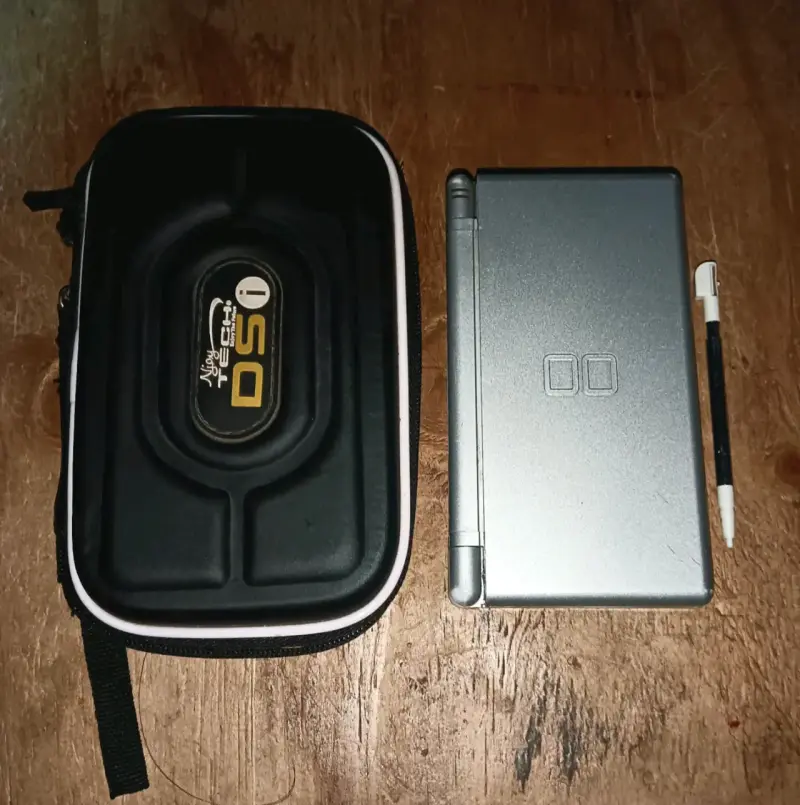 Nintendo DS plateada con estuche Desbloqueada - 2