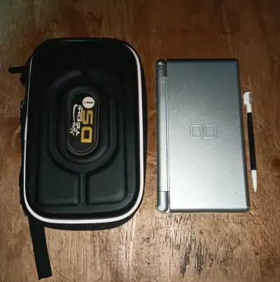 Nintendo DS plateada con estuche Desbloqueada - miniatura 2