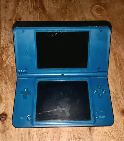 Nintendo Dsi XL Azul con cargador Desbloqueada - miniatura 1