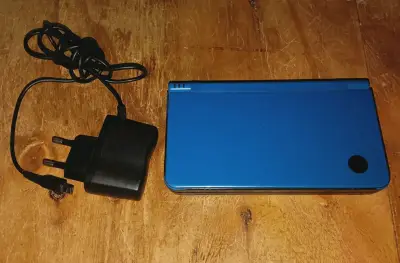 Nintendo Dsi XL Azul con cargador Desbloqueada - miniatura 2