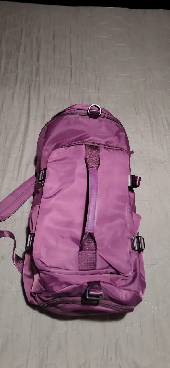 Mochila morada con múltiples compartimentos - 1