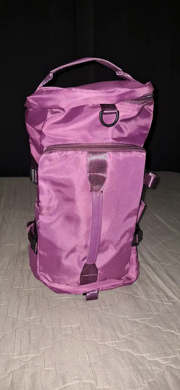 Mochila morada con múltiples compartimentos - 2