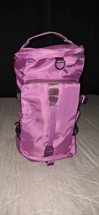 Mochila morada con múltiples compartimentos - miniatura 2