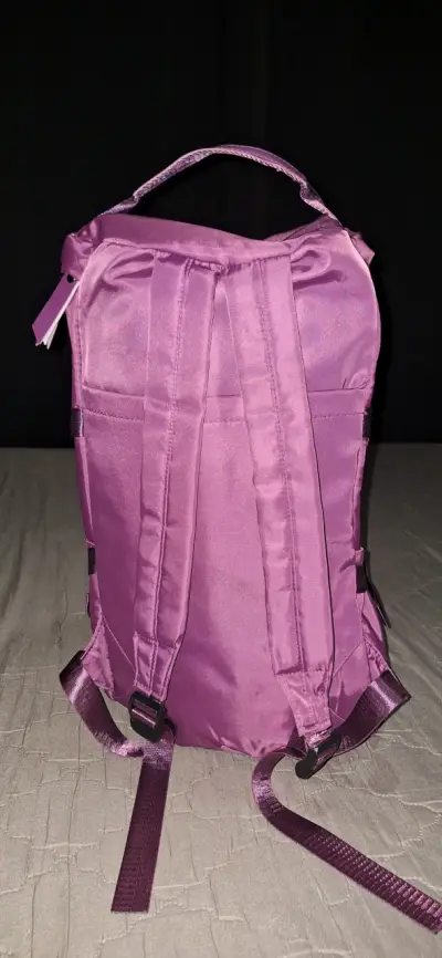 Mochila morada con múltiples compartimentos - miniatura 3