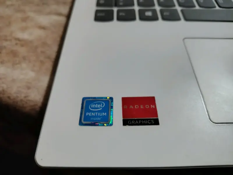 Laptop Lenovo Intel Pentium con Gráficos Radeon - 2