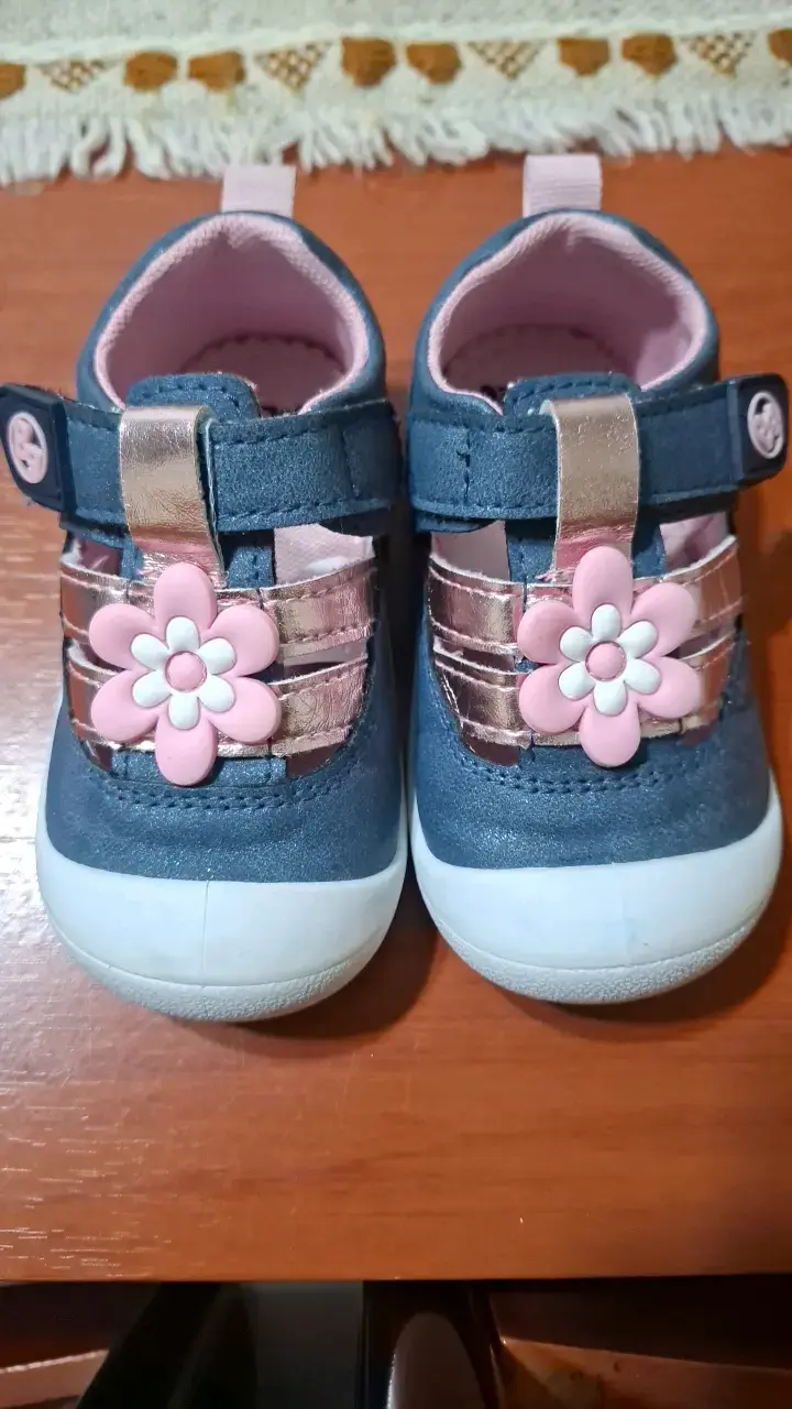 Zapatos de bebé azul con flores rosadas