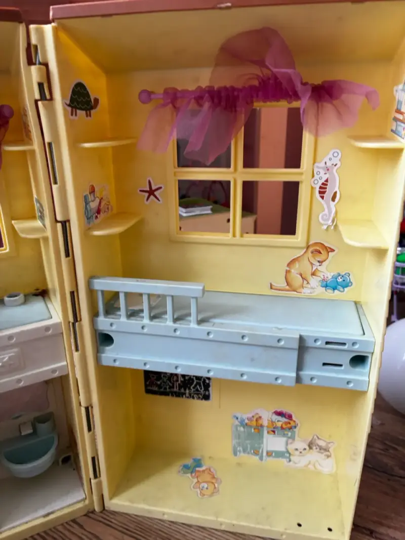 Casa de muñecas plegable con muebles y decoracion - 2