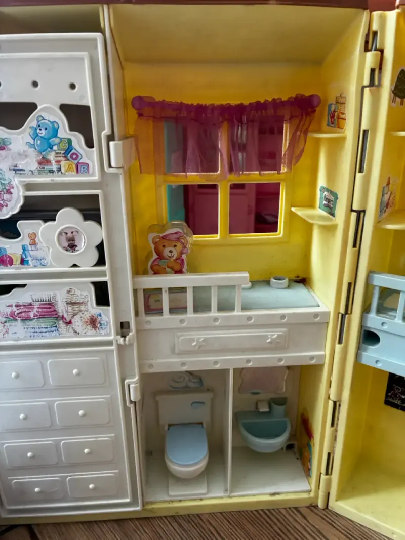 Casa de muñecas plegable con muebles y decoracion - 3