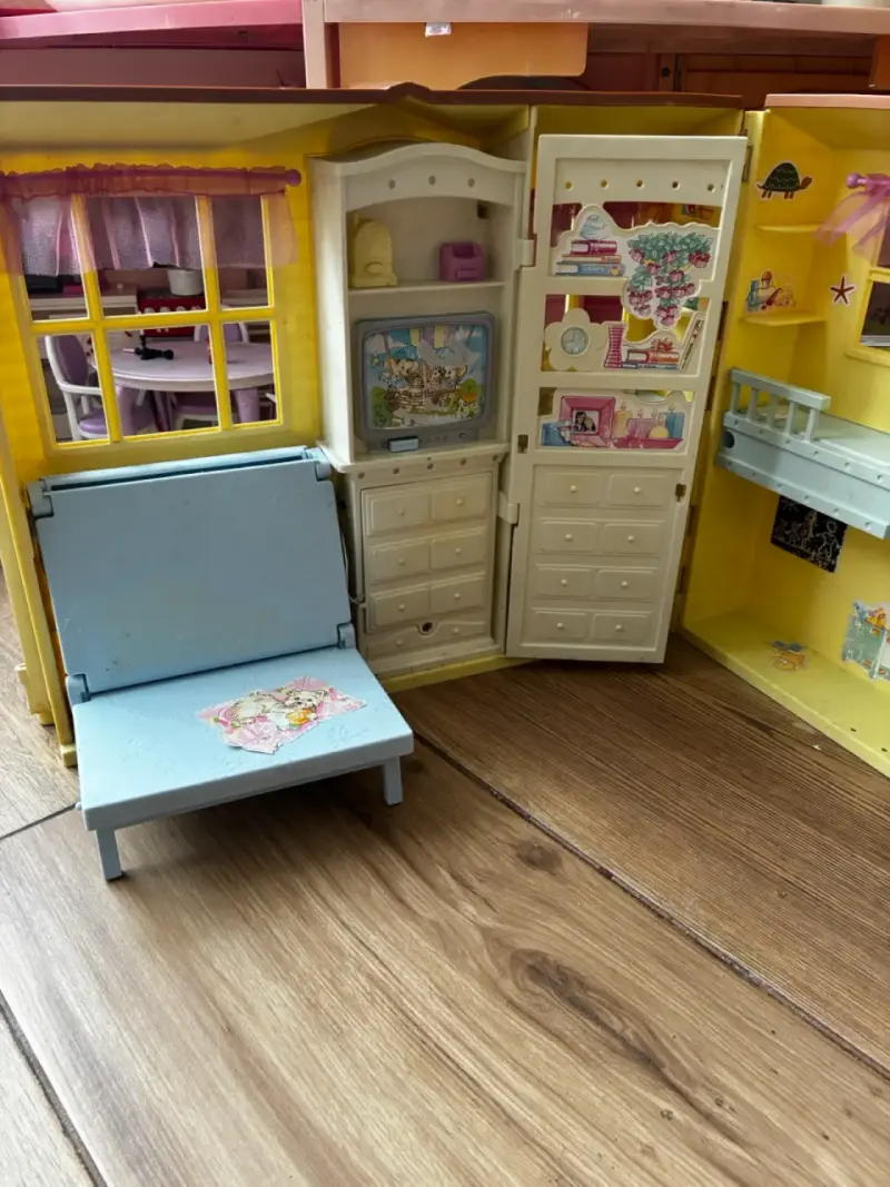 Casa de muñecas plegable con muebles y decoracion - 5