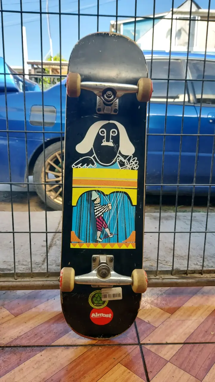 Skateboard Almost con diseño artístico - 1