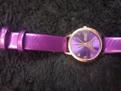 Reloj de pulsera morado con diseño de torre eiffel - miniatura 1