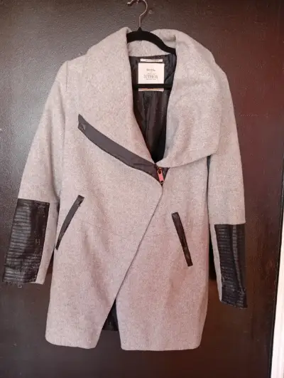 Abrigo gris con detalles en cuero Bershka - miniatura 1