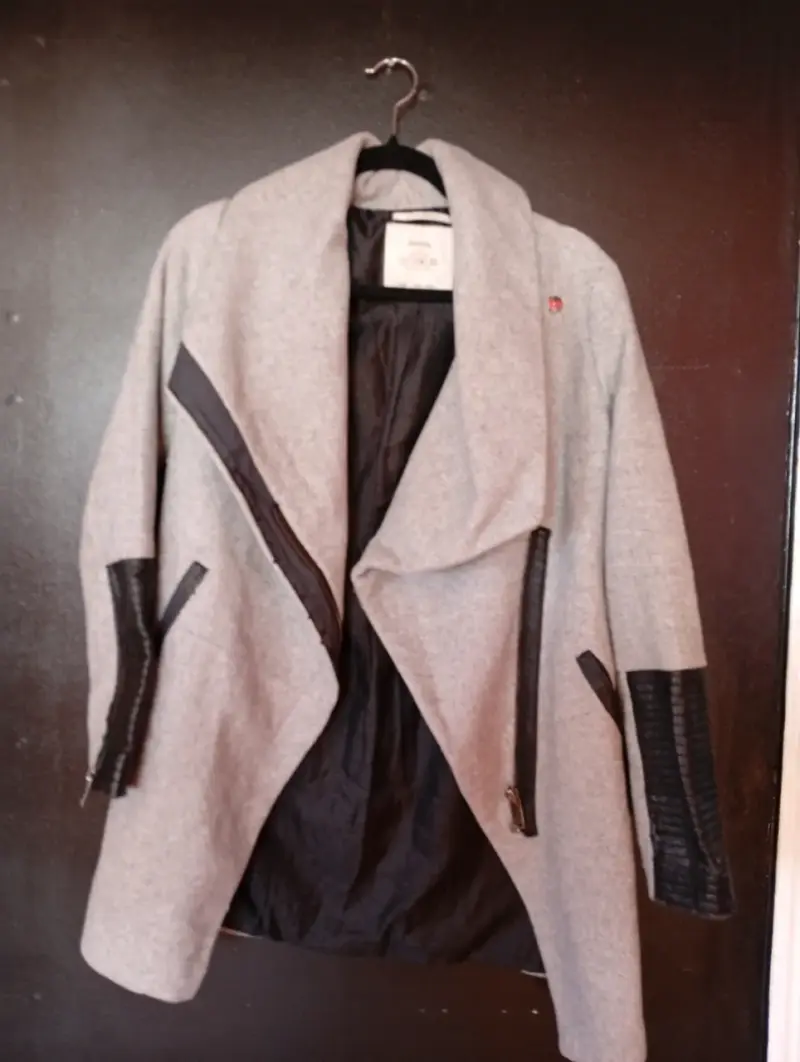 Abrigo gris con detalles en cuero Bershka - 2