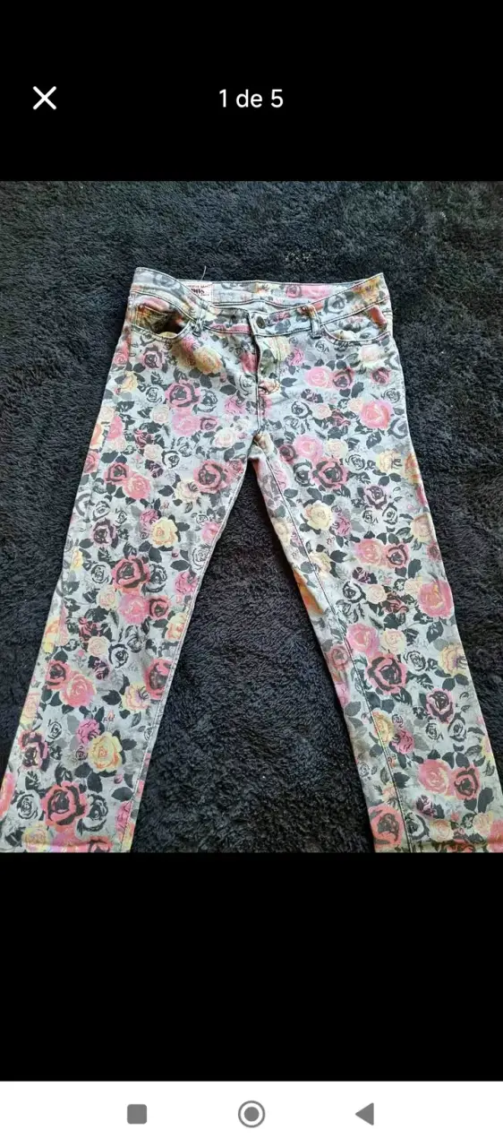 Jeans de mezclilla con estampado floral - 1