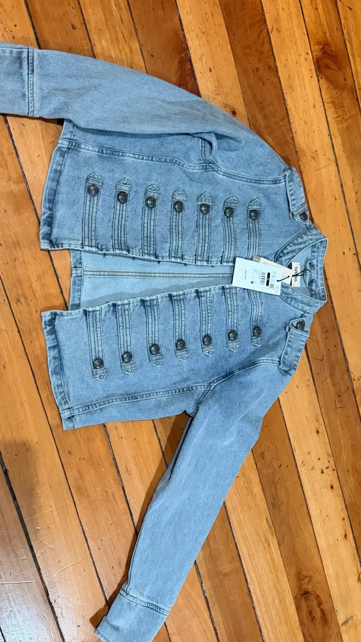 Chaqueta de mezclilla azul con botones decorativos - 2