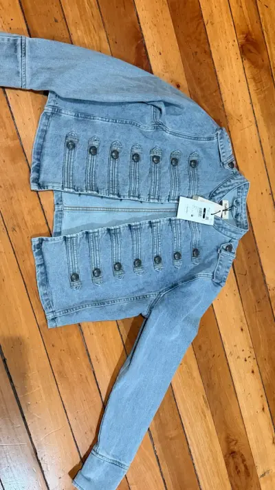 Chaqueta de mezclilla azul con botones decorativos - miniatura 2