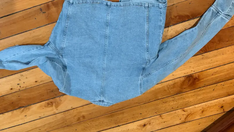 Chaqueta de mezclilla azul con botones decorativos - 3